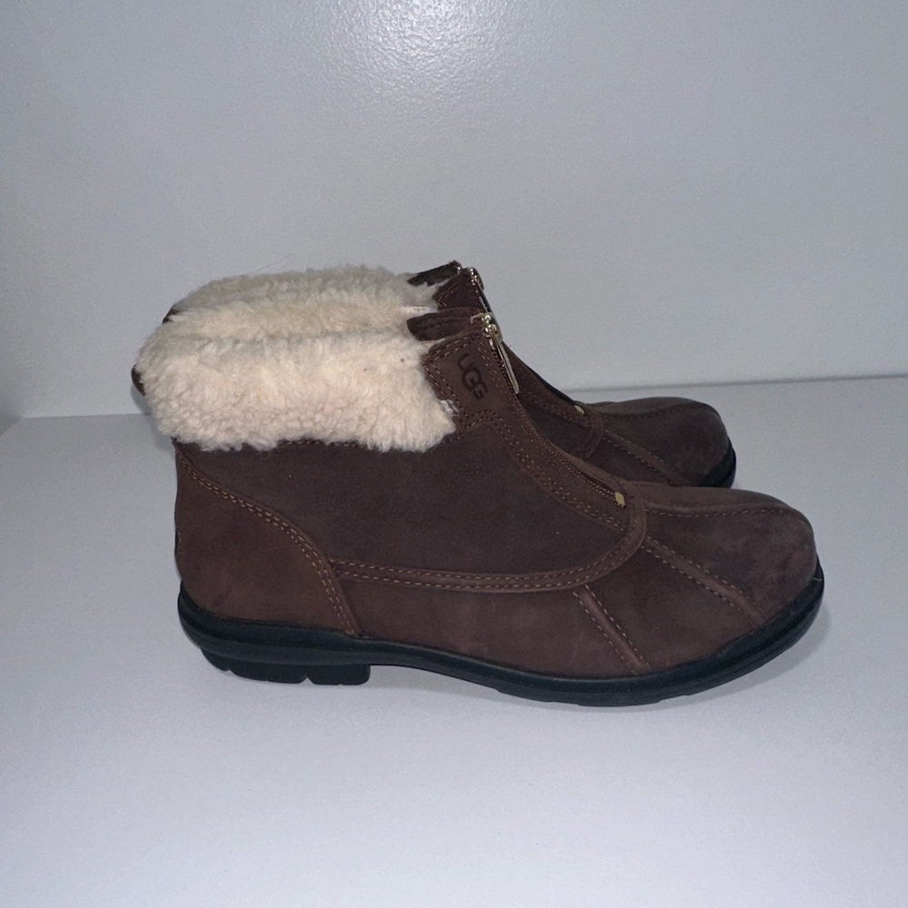 UGG Hapsburg Zip Waterproof Cold Weather Duck Boots Size 8.5